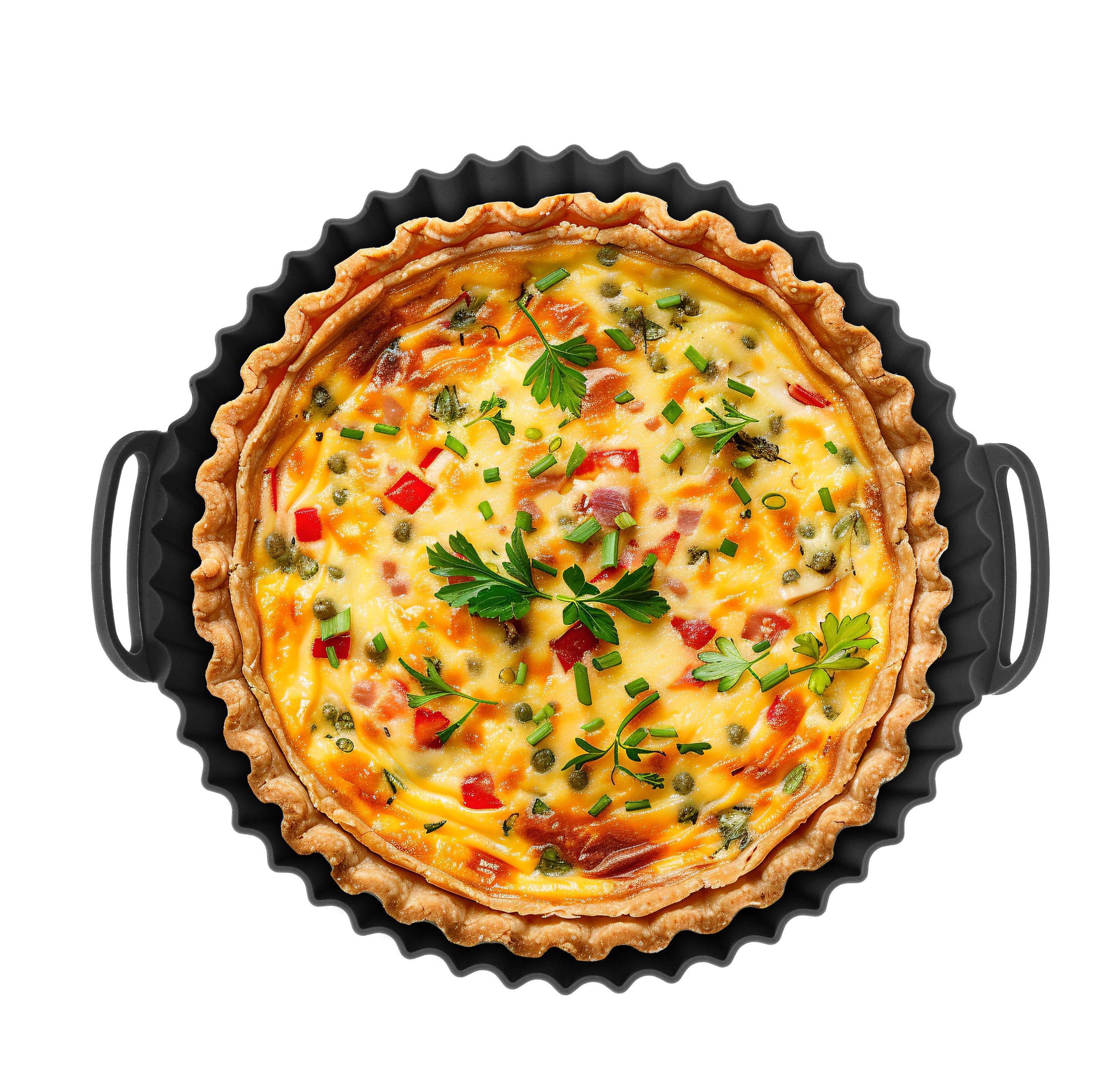 Ein Quiche in einer schwarzen Schüssel mit gewelltem Rand. Es hat einen goldenen Teig und ist mit gelbem Pudding gefüllt.