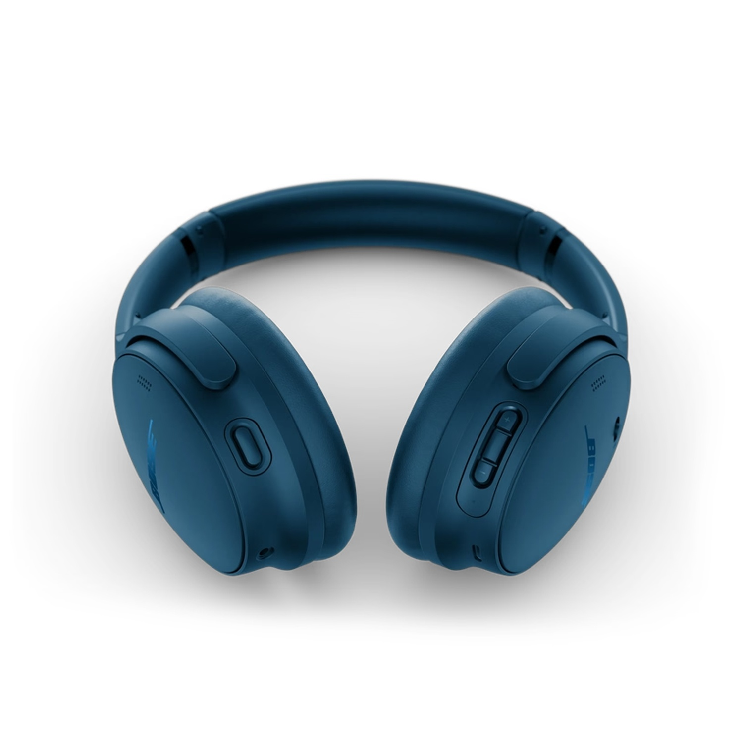 Over-ear, blauwe koptelefoon op witte achtergrond. Oorschelpen hebben bedieningsknoppen en kleine logo's. De hoofdband buigt over de bovenkant.