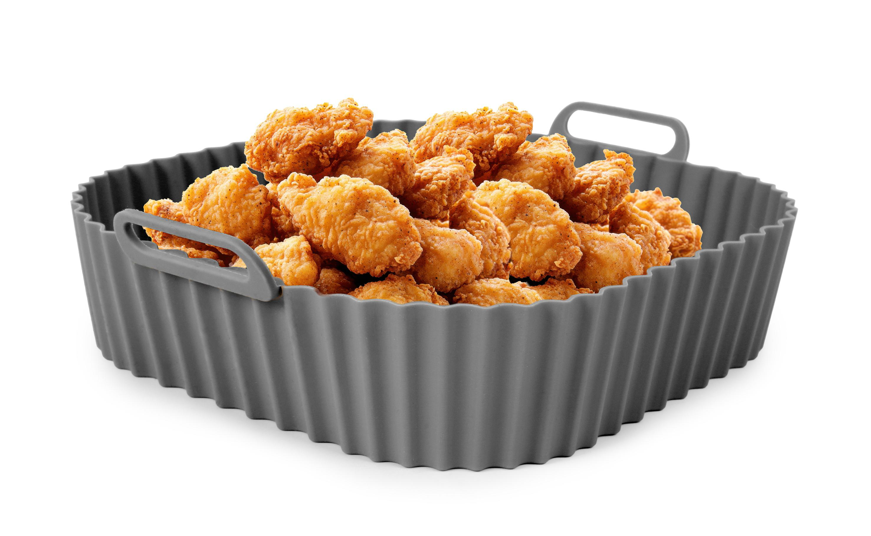 Ein quadratischer, grauer, geriffelter Korb mit goldbraunen frittierten Hähnchenstücken auf weißem Hintergrund.