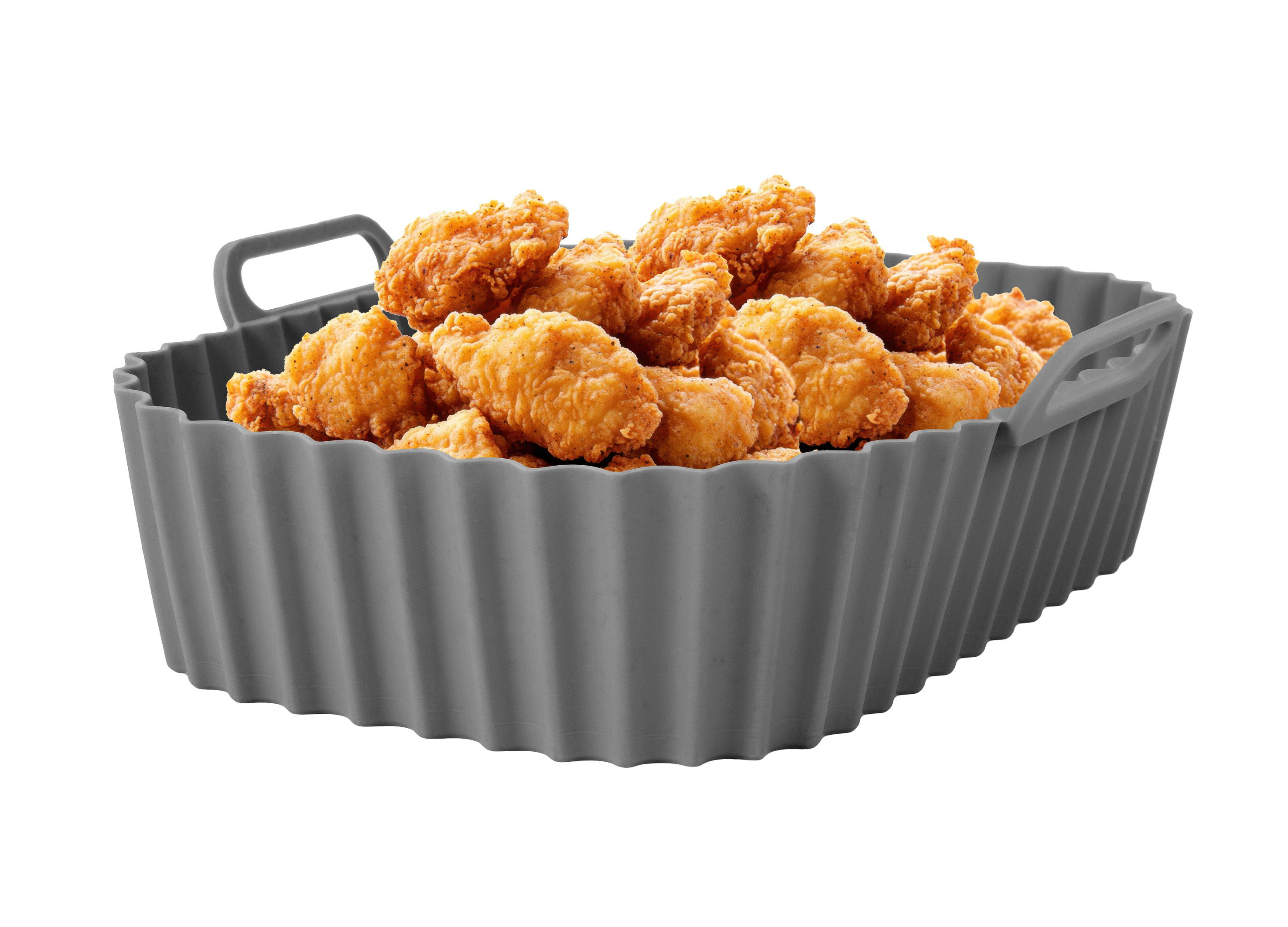 Ein grauer Korb, der mit goldbraunen, frittierten Hähnchenstücken überquillt. Der Hintergrund ist weiß.
