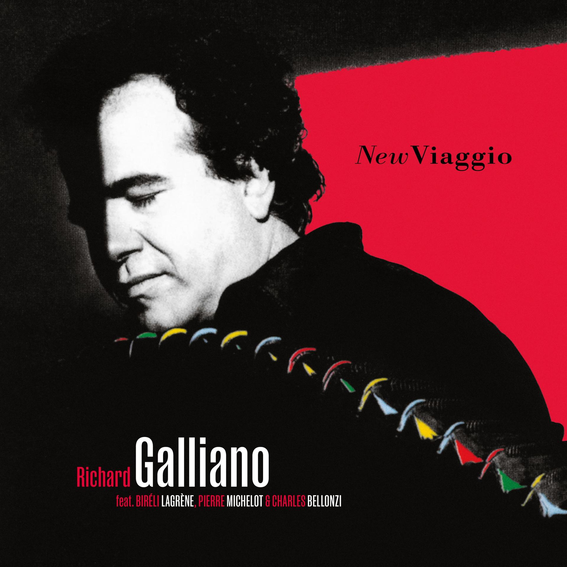 Albumcover: Richard Galliano. Gesicht eines Mannes, schwarze Jacke, roter Hintergrund, Text „New Viaggio“. Bunte Musiknoten.