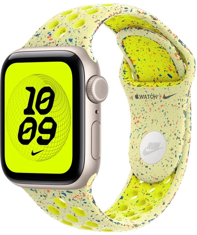 Apple Watch sárga és pettyes szíjjal, amely az időt mutatja. Az óralap élénksárga fekete számokkal és Nike logóval.