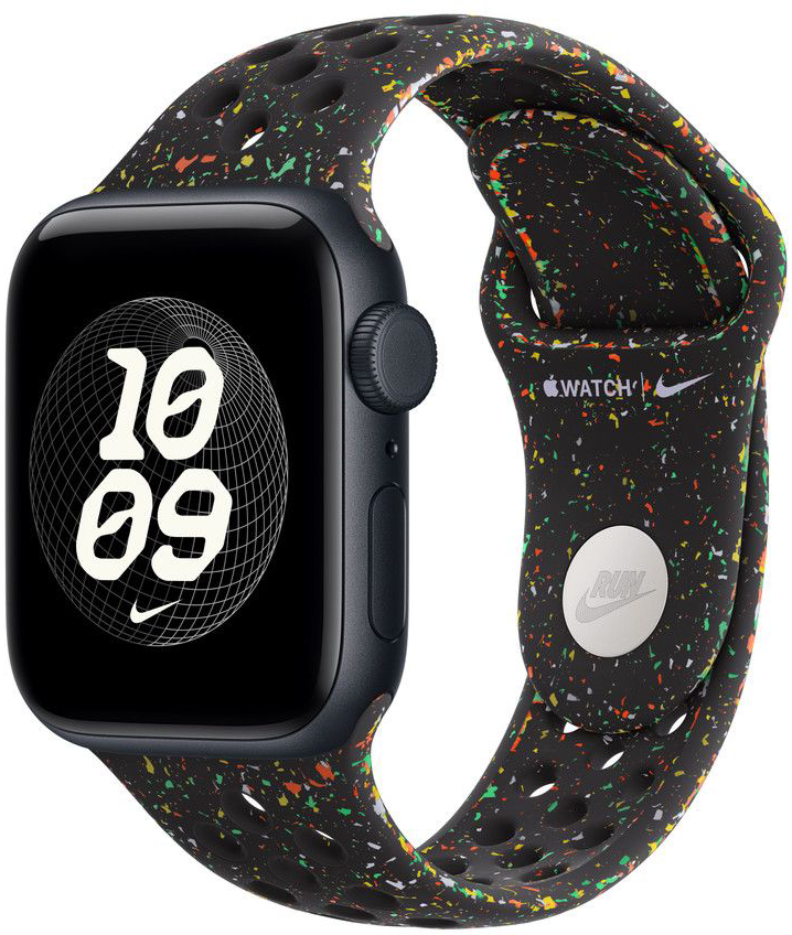 Egy fekete Apple Watch pöttyös szíjjal, 10:09-et mutat. A szíj színes pöttyös, a Nike logóval.