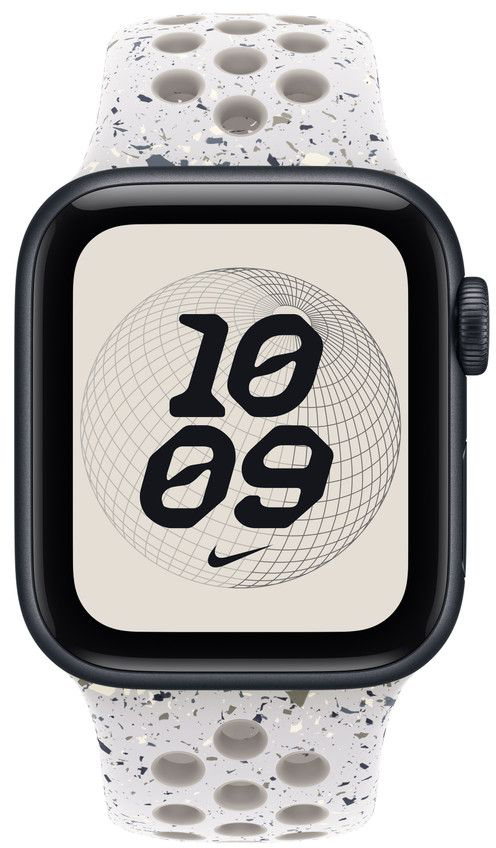 Egy Apple Watch pettyes szíjjal. Az óralapon 10:09 látható, földgömb dizájnnal és a Nike logóval.