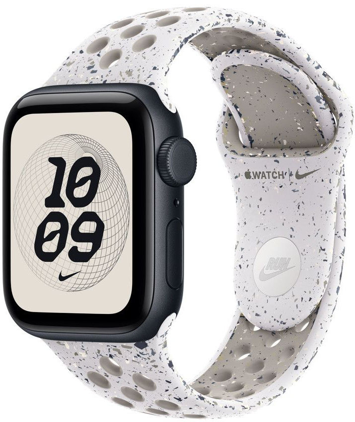 Egy Apple Watch fehér és szürke pettyes szíjjal. Az óralap 10:09-et mutat. A szíj Nike logóval és a 'RUN' szóval.