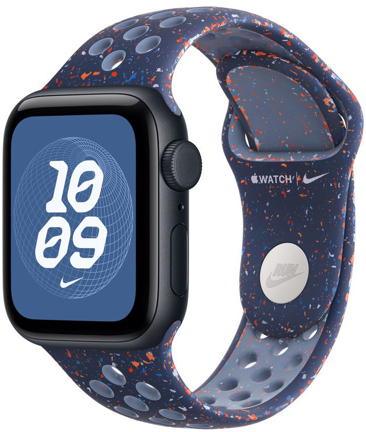 Egy Nike okosóra kék szíjjal, narancs és fehér pöttyökkel. Az óra számlapján 10:09 látható, valamint egy Nike logó.