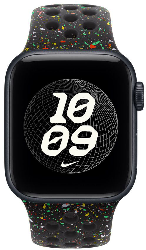 Fekete Apple Watch többszínű szíjjal. A számlapon 10:09 látható, és a Nike logója.