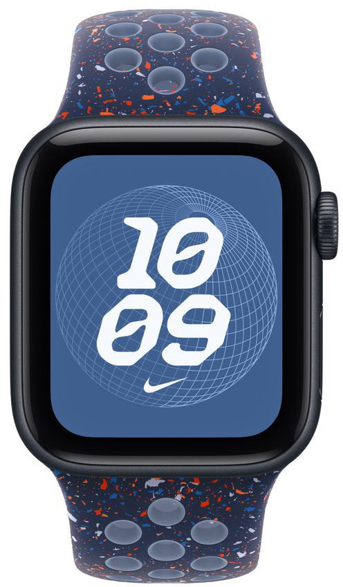 Egy fekete Apple Watch kék és narancssárga pettyes szíjjal. A képernyőn a 10:09-es idő látható, Nike logóval.