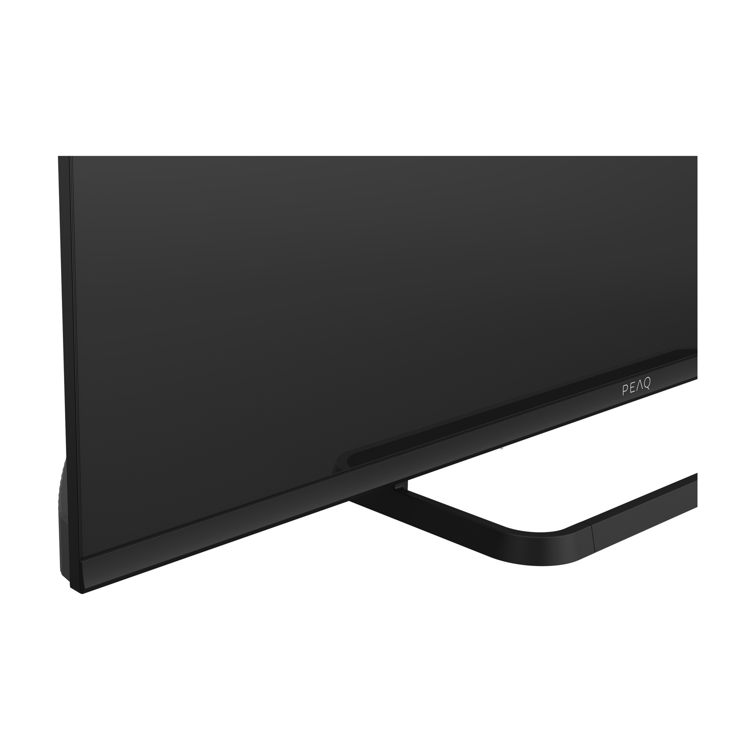 Una televisione nera, marchio PEAQ, su sfondo bianco. La TV è su un supporto curvo. Lo schermo è nero.