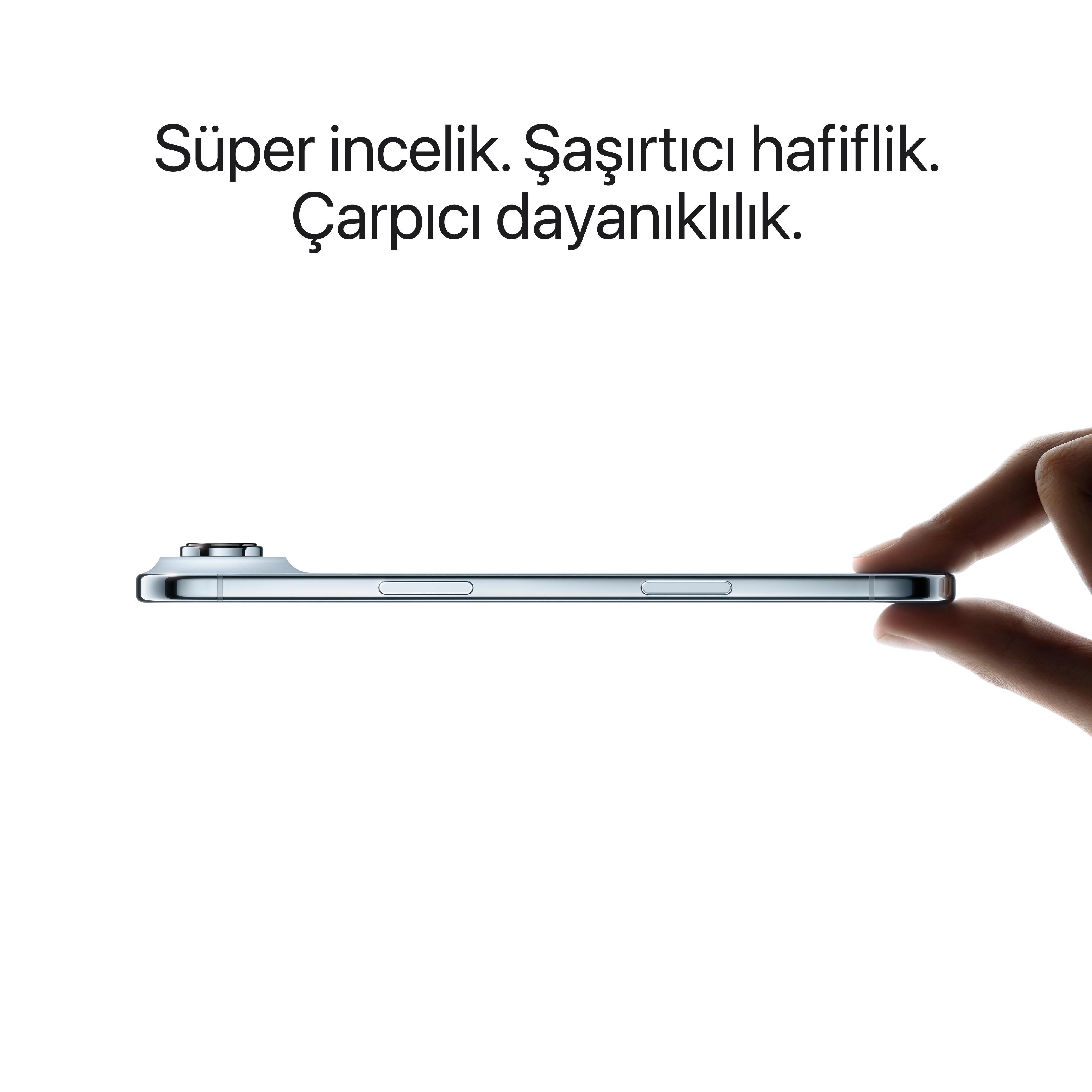 İnce, gümüş bir telefon bir el tarafından tutuluyor. Türkçe metin: 'Süper incelik. Şaşırtıcı hafiflik. Çarpıcı dayanıklılık.'