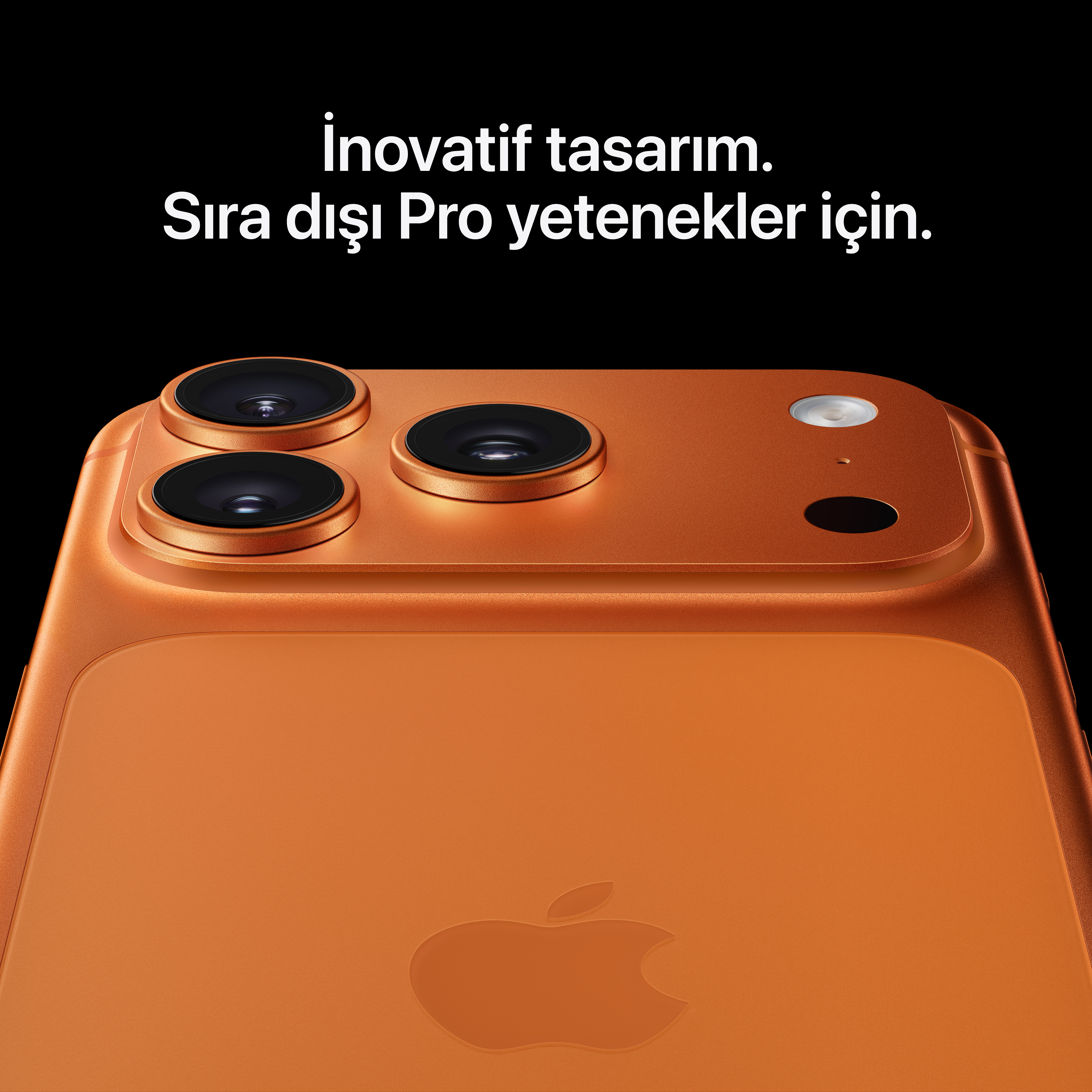 Üç kamera merceği, flaş ve Apple logosu olan turuncu telefon arkası. Beyaz yazılı siyah arka plan.