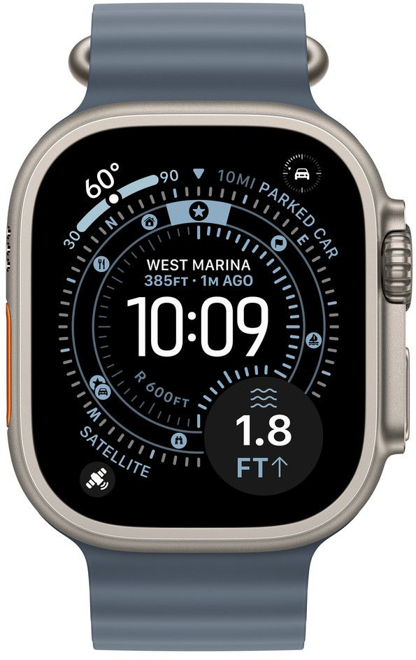 Az Apple Watch Ultra 10:09-et mutat, West Marina helyet, és egyéb adatokat fekete kijelzőn. Kék szíj van rajta.