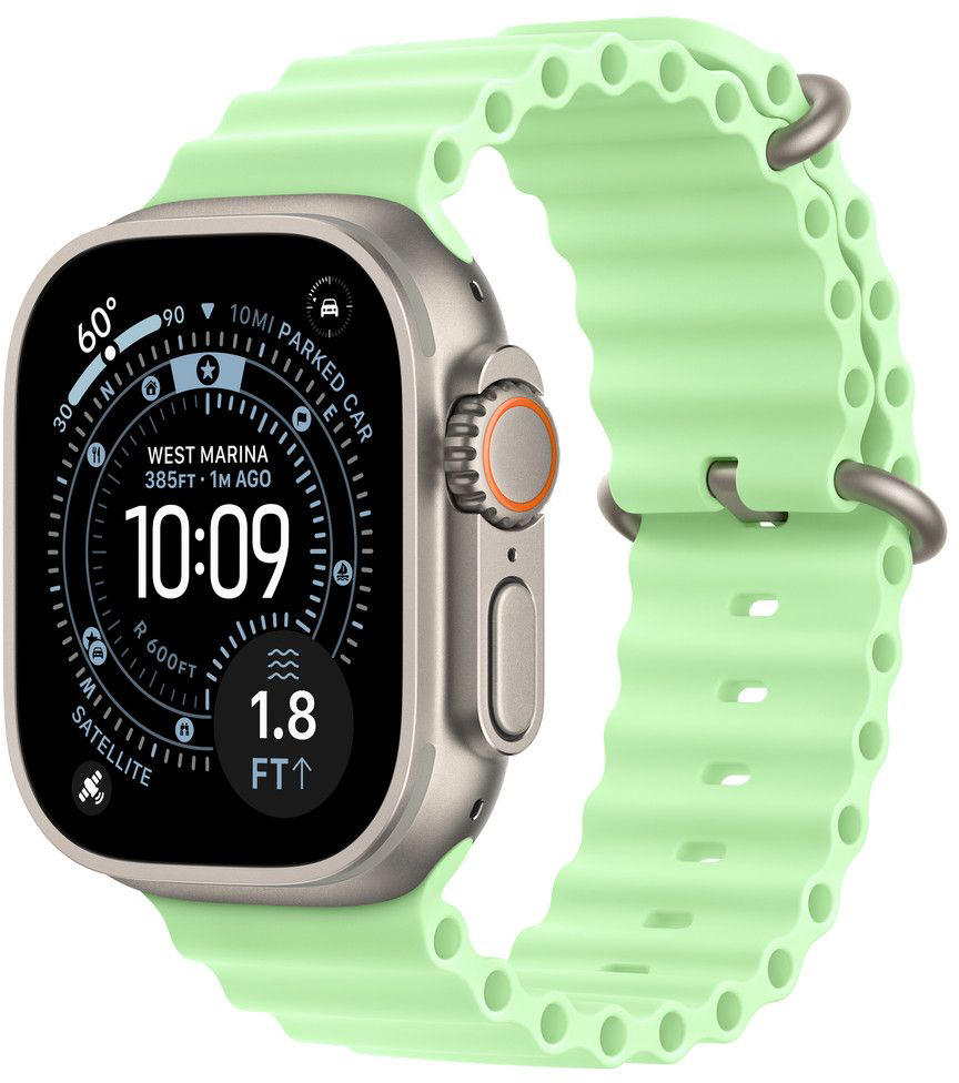 Egy Apple Watch Ultra világoszöld szíjjal mutatja az időt. Az óralap adatokkal jelenik meg, az óra pedig fehér háttéren van.