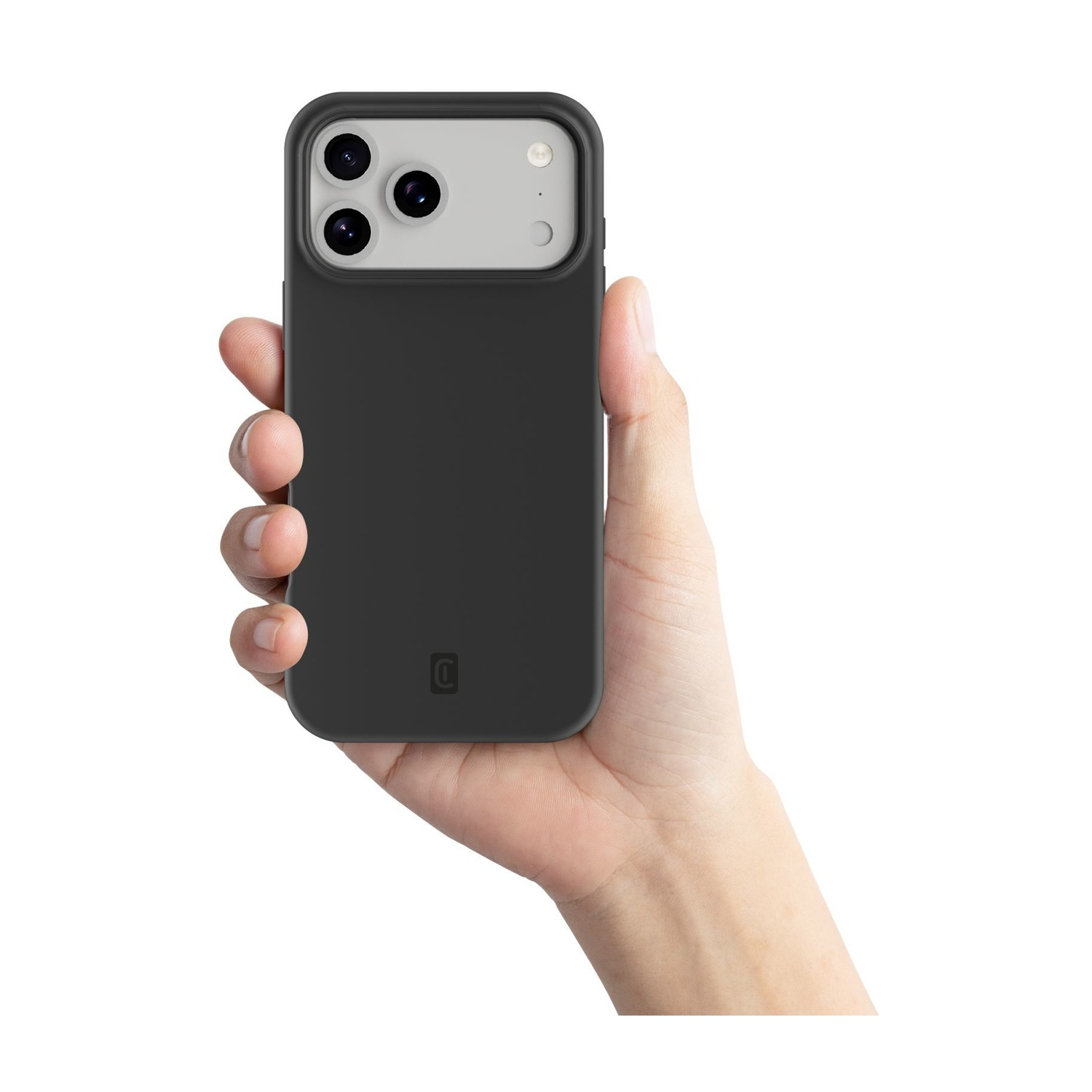Una mano tiene un iPhone nero con una custodia. Il telefono ha tre obiettivi. Lo sfondo è bianco.