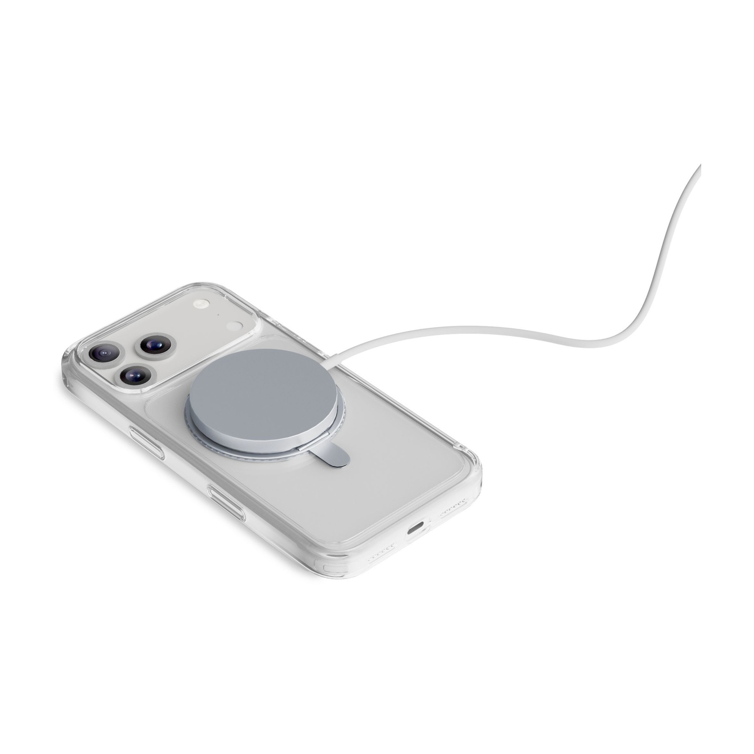 Un iPhone con custodia trasparente, caricatore MagSafe grigio e cavo di ricarica bianco. Isolato su sfondo bianco.