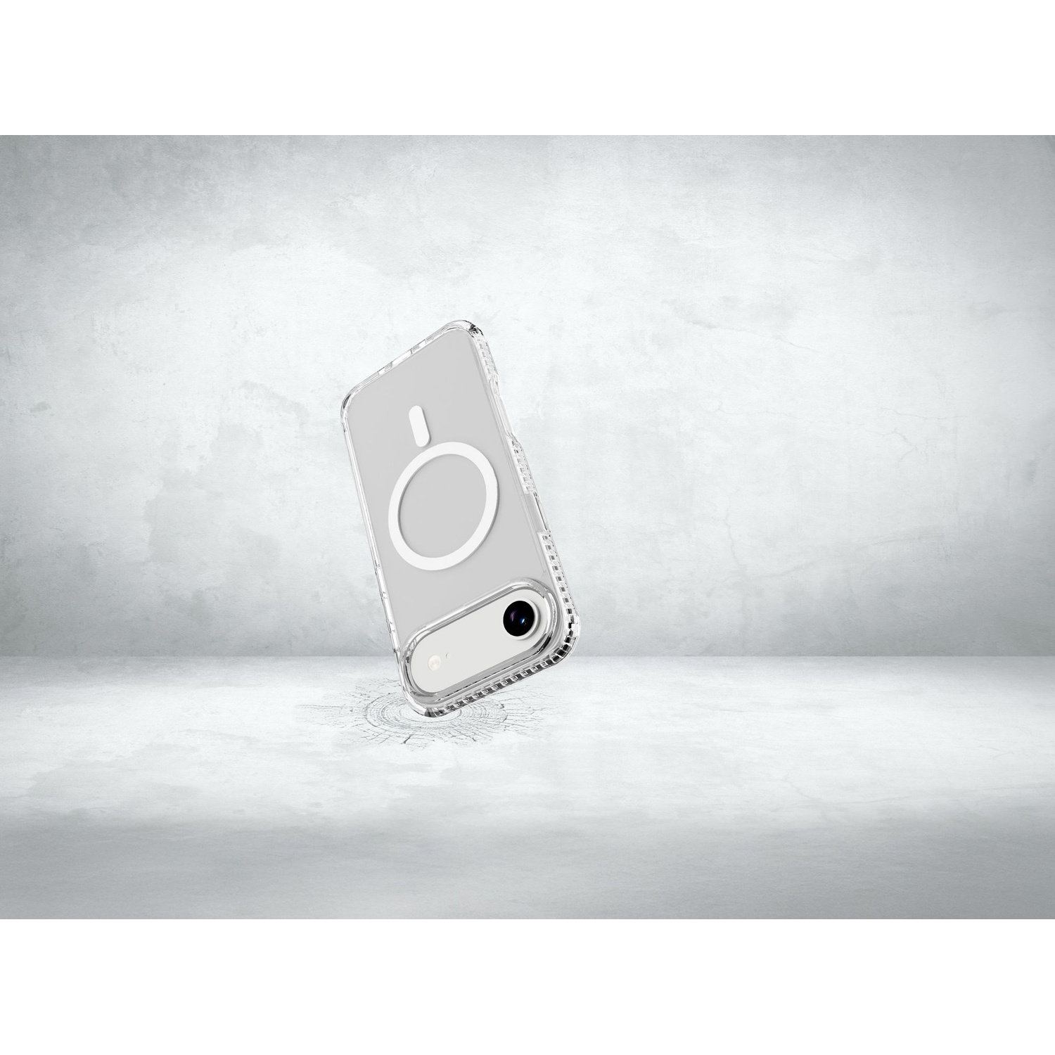 Una custodia trasparente per telefono con un magnete circolare bianco è esposta su uno sfondo grigio chiaro. La custodia è leggermente inclinata.