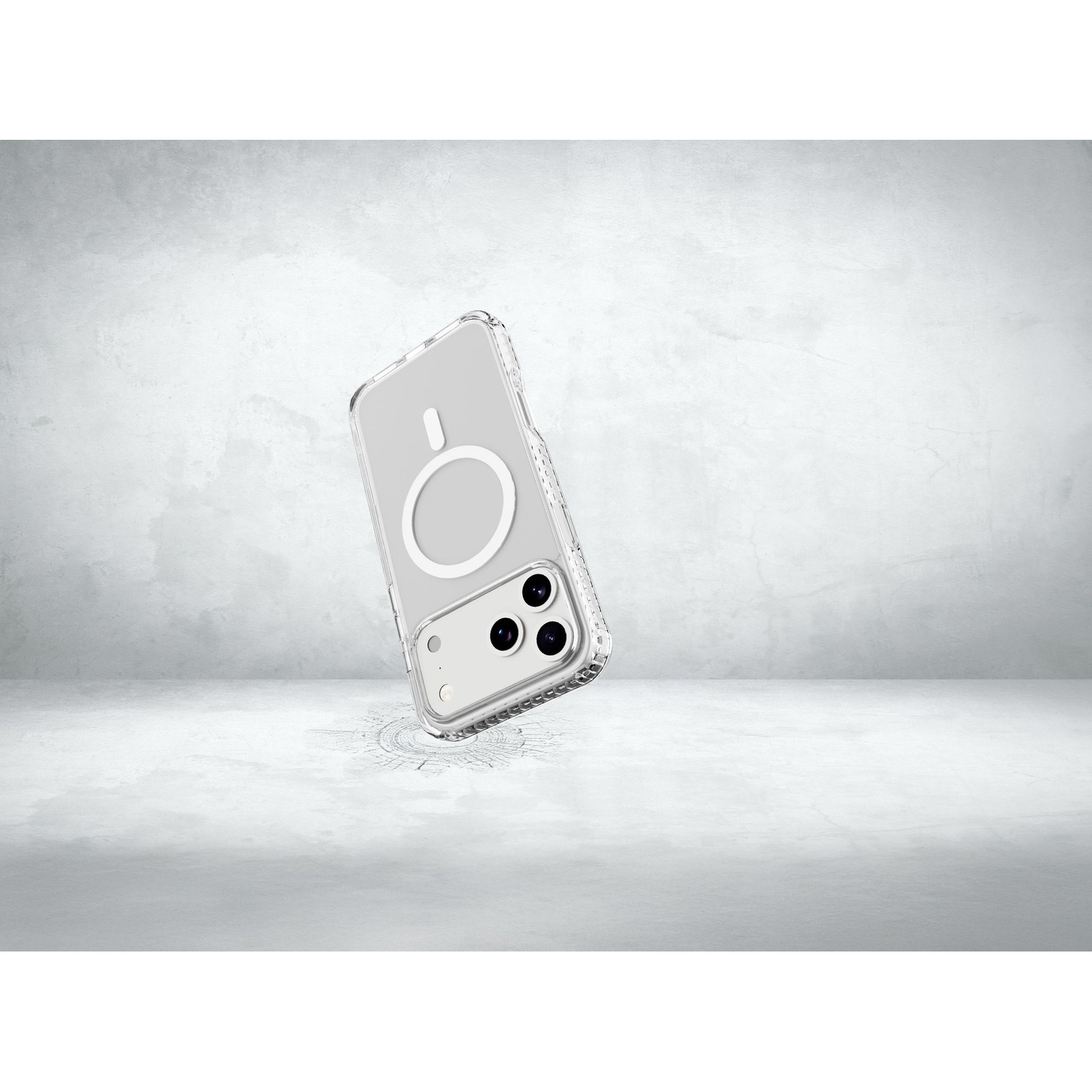 Una custodia trasparente per telefono su una superficie grigio chiaro. La custodia ha un anello magnetico e ritagli per la fotocamera. Lo sfondo è una parete strutturata.