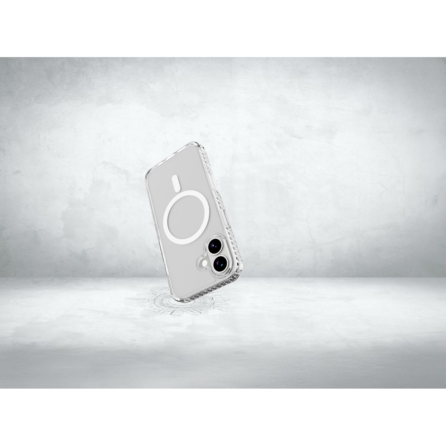 Una custodia trasparente per telefono, con un anello magnetico, è appoggiata su una superficie grigio chiaro. Lo sfondo è grigio chiaro.