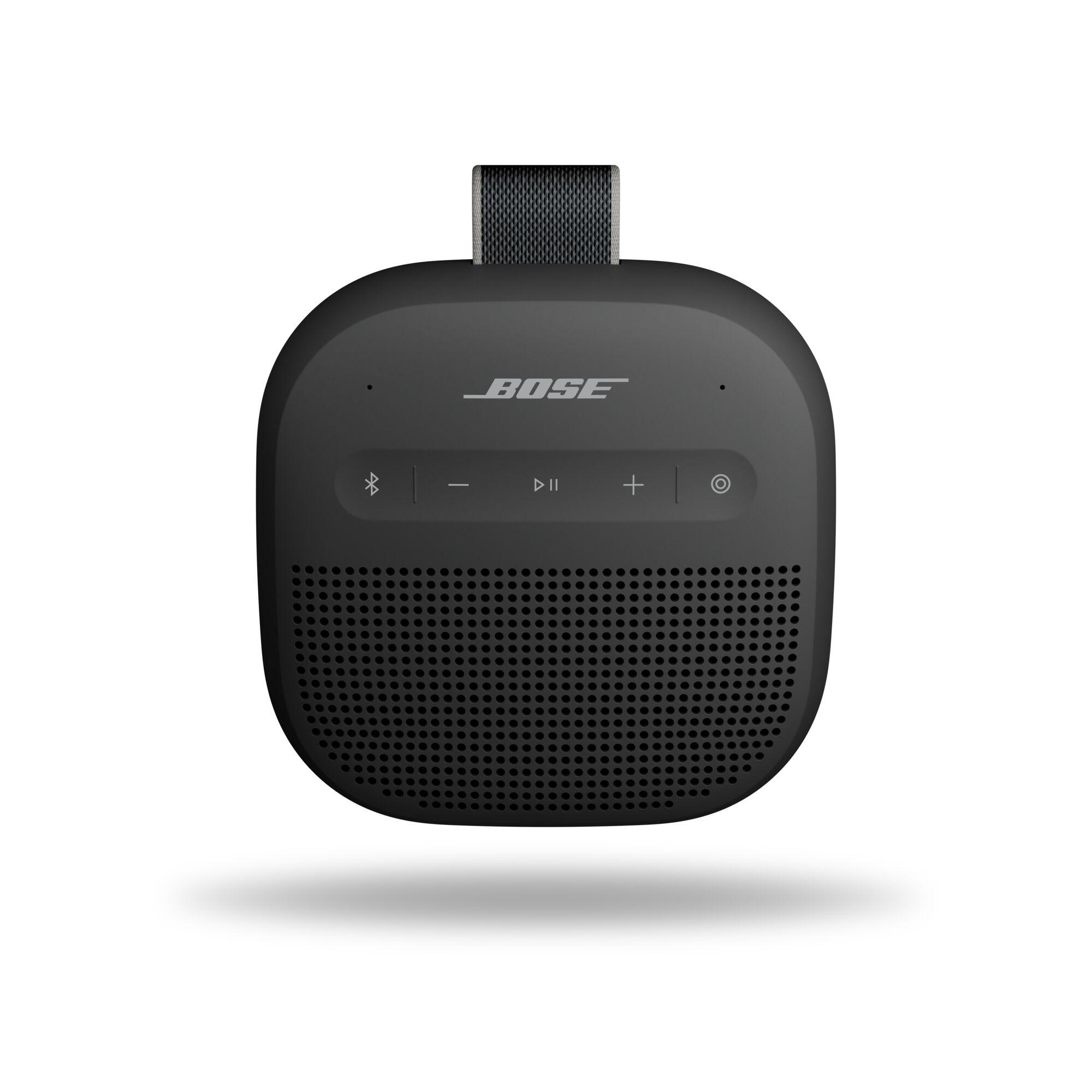 Ein schwarzer Bose-Lautsprecher mit Steuertasten, einem Griff und dem Bose-Logo, vor weißem Hintergrund.