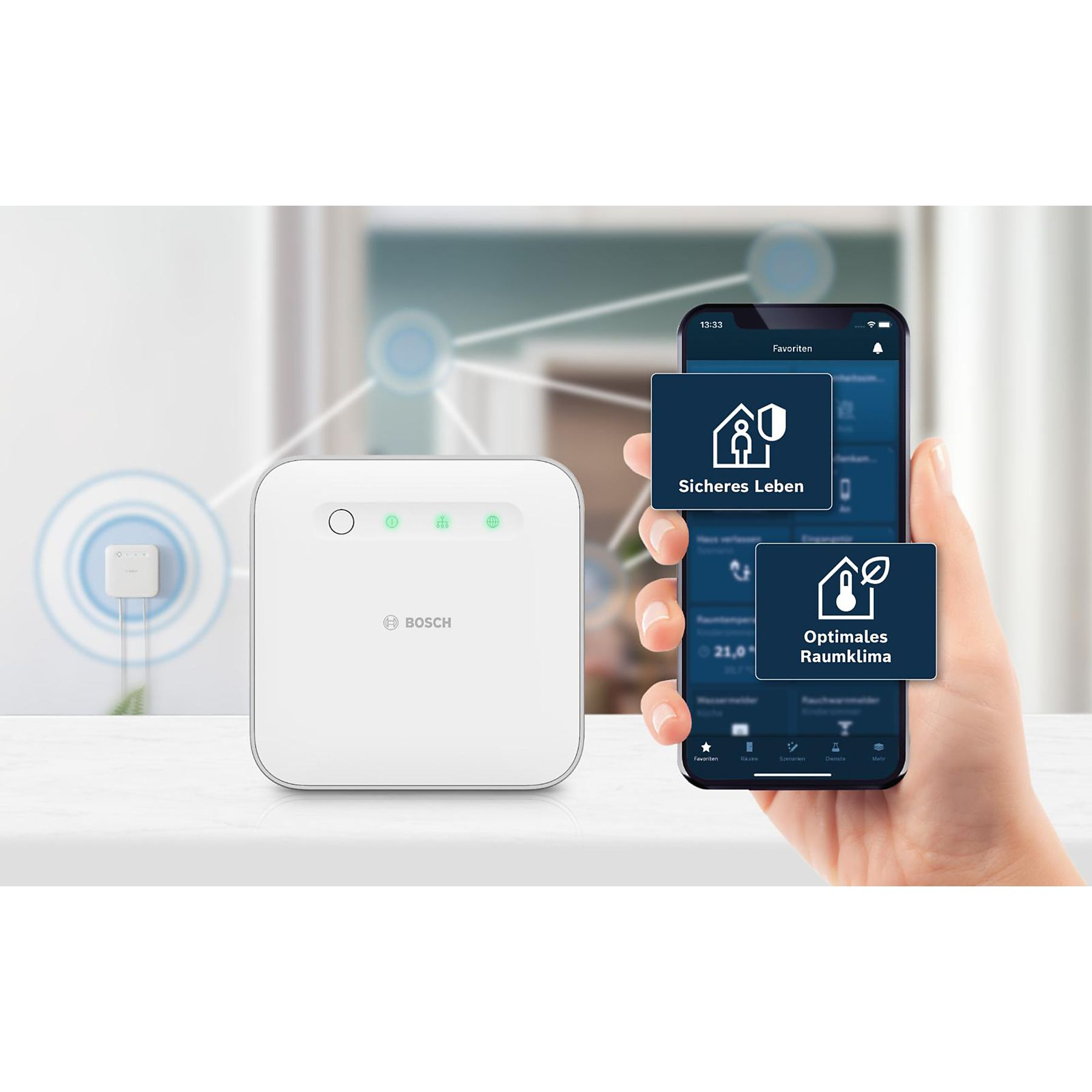 Eine Hand hält ein Smartphone, das eine Smart-Home-App anzeigt. Ein weißes Gerät und ein kleiner Sensor sind sichtbar.