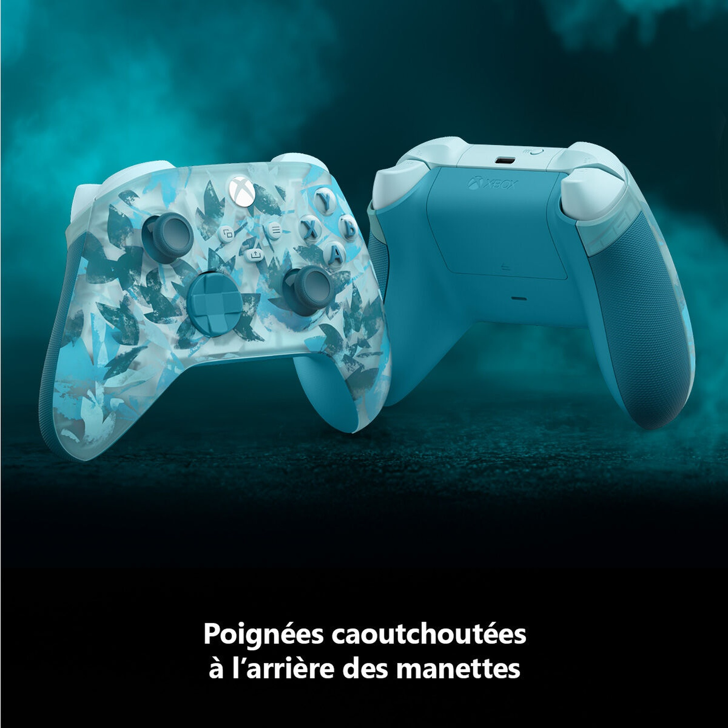 Deux manettes Xbox. Une avec un motif floral bleu et blanc à l'avant, l'autre bleu uni. Les deux sont sur un fond sombre.