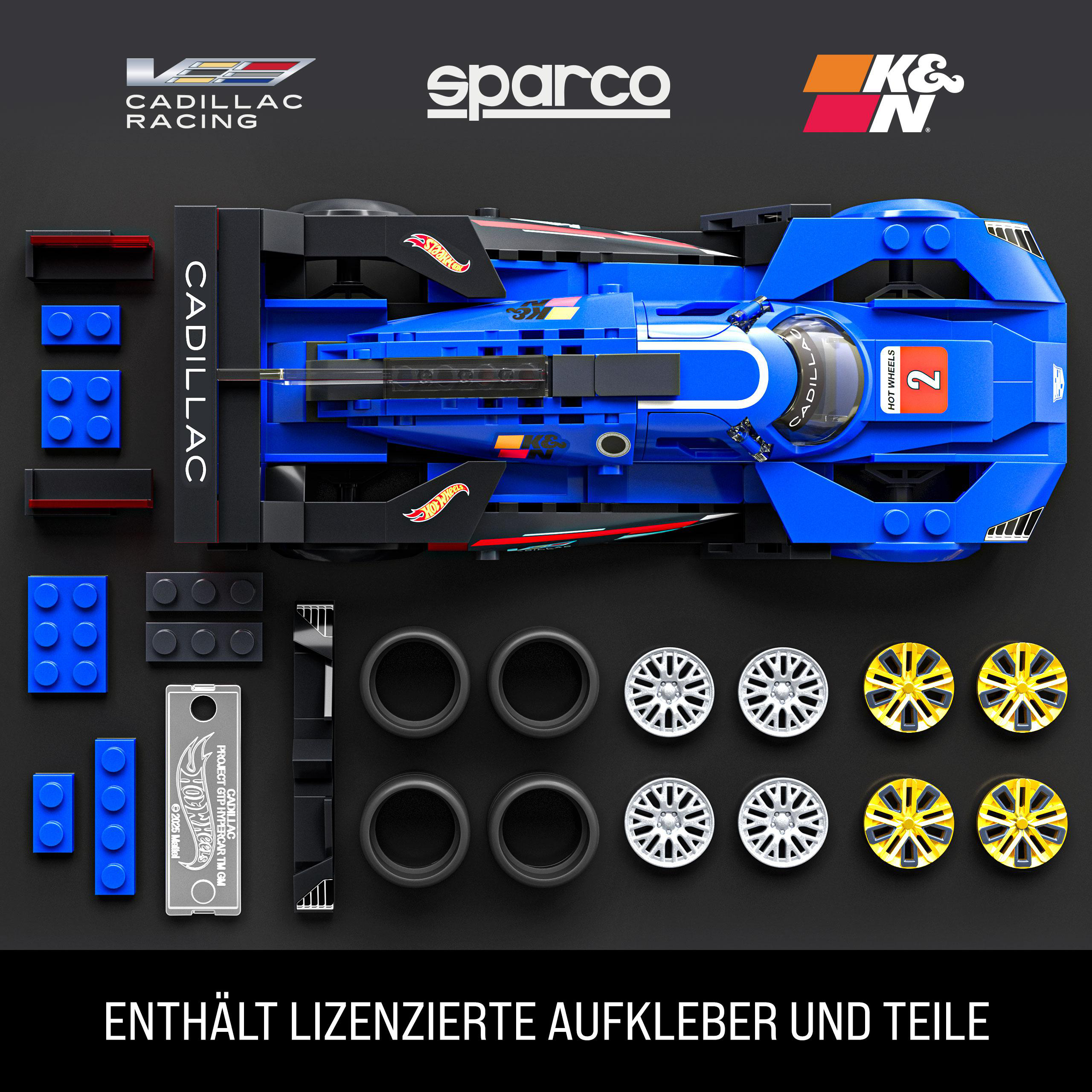 Ein blaues und schwarzes Spielzeug-Rennauto mit Logos, Rädern und Ersatzteilen auf einer schwarzen Oberfläche.