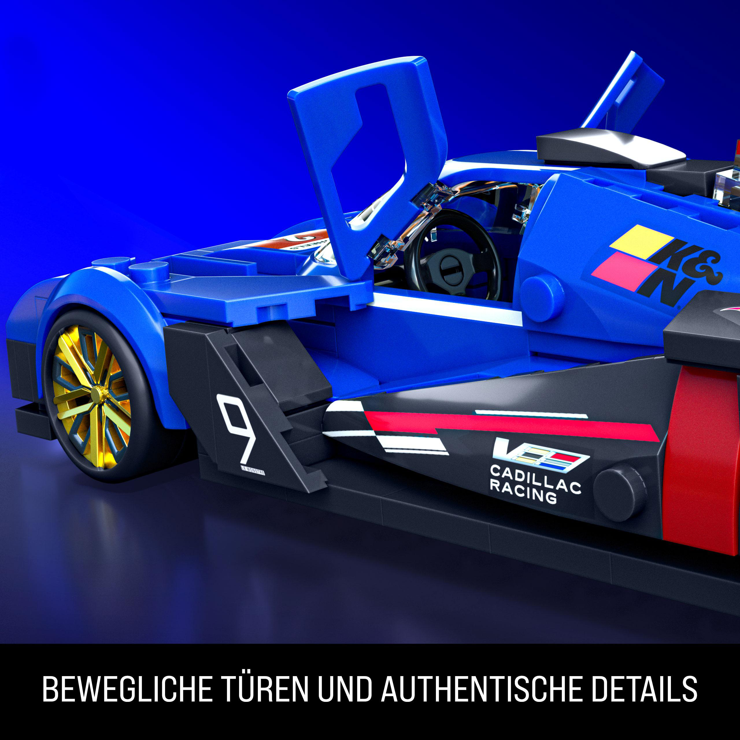 Blaues Rennwagen-Spielzeug mit offenen Türen. Goldene Räder und schwarzer Innenraum sind sichtbar. Das Auto hat Sponsorenlogos.