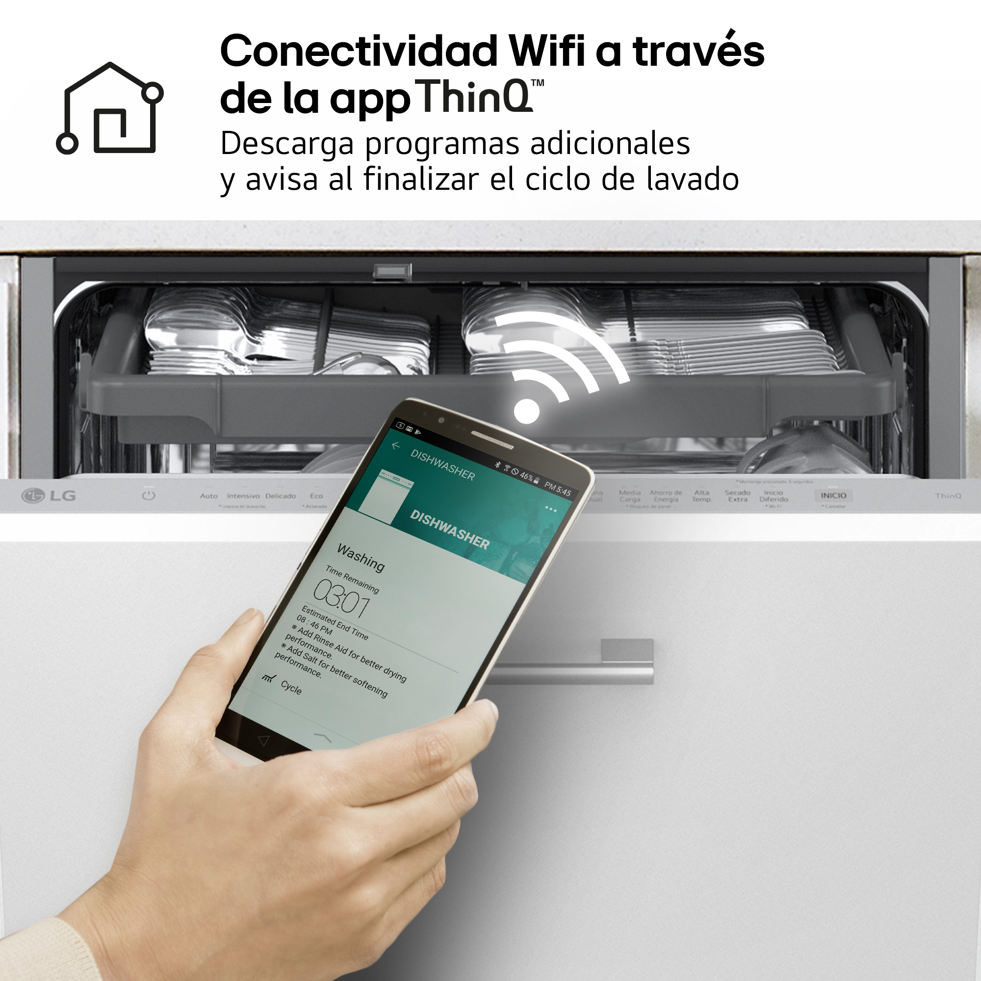 Conectividad Wifi a través de la app ThinQ. Descarga programas adicionales y avisa al finalizar el ciclo de lavado. Mano con móvil y panel.