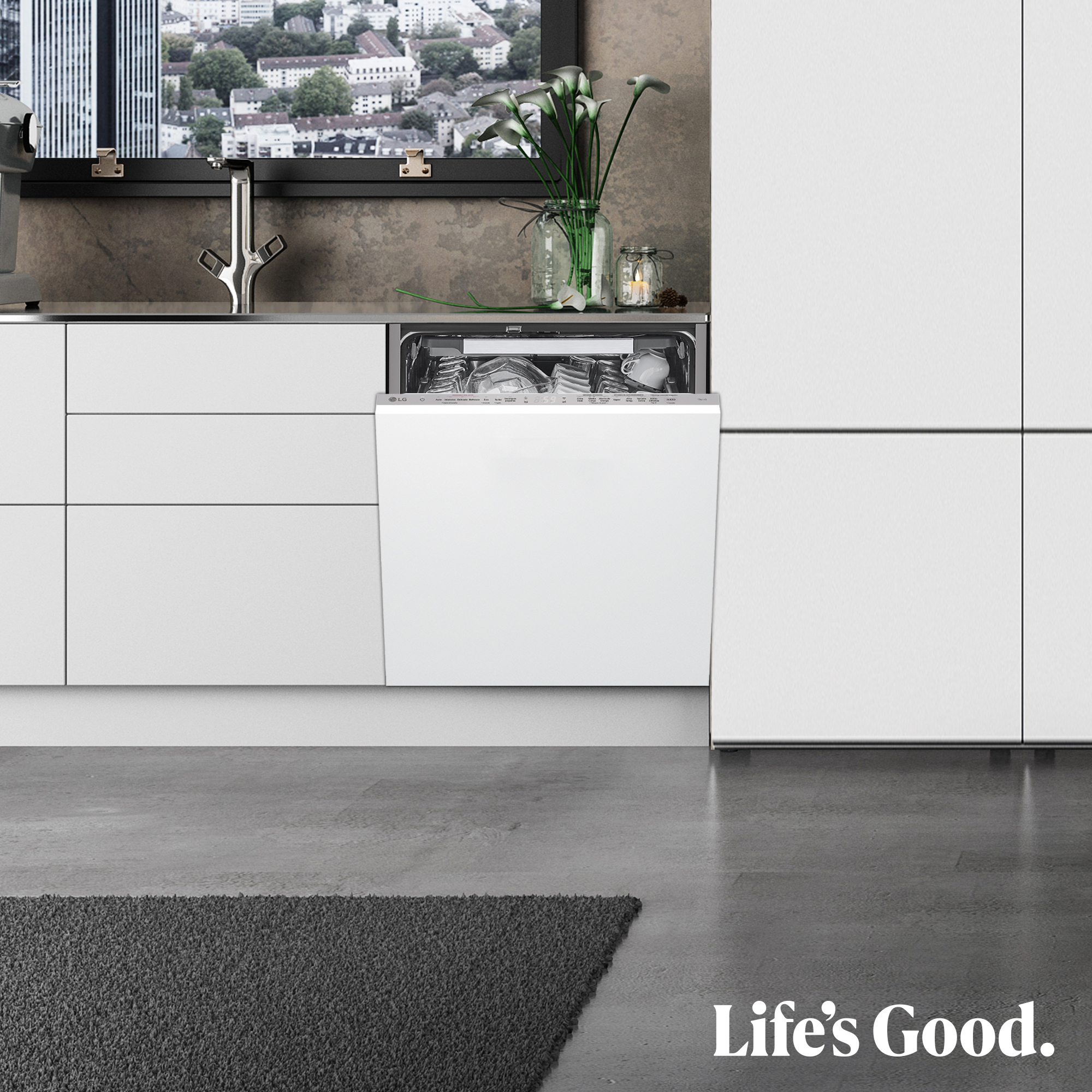 Escena de cocina con lavavajillas, flores y vistas. Armarios blancos, alfombra y suelo grises. Se ve la frase 'Life's Good'.
