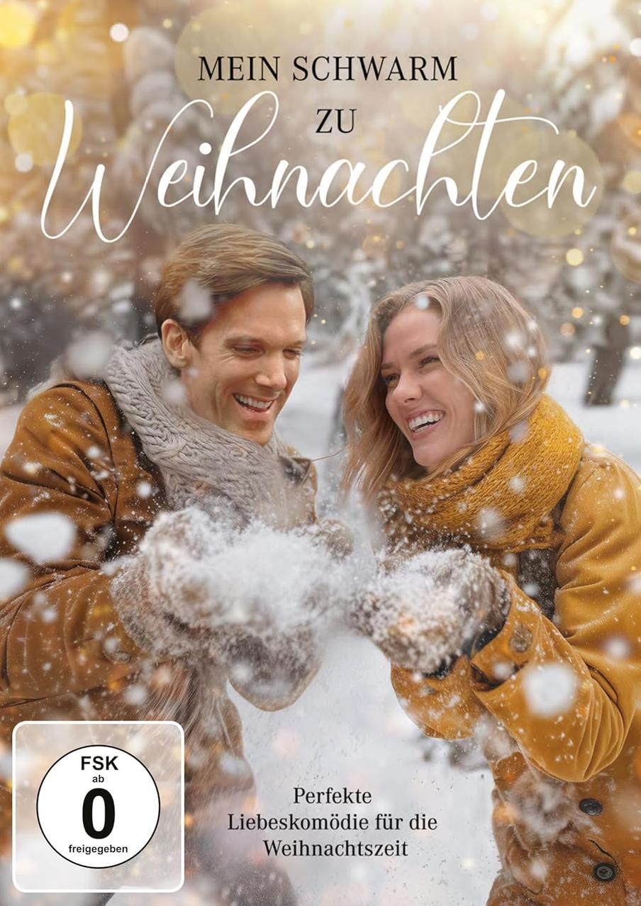 Ein Paar lächelt und wirft Schnee. Titel: Mein Schwarm zu Weihnachten. Festliche Winterszene. Schneeflocken fallen. Romantische Komödie.
