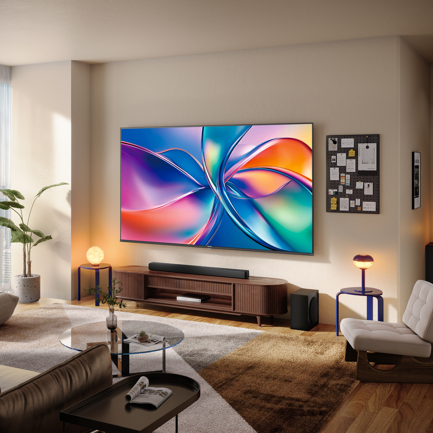Woonkamer met grote tv met kleurrijke kunst, soundbar, houten kast, salontafel, tapijt, bank, lampen en een plant.