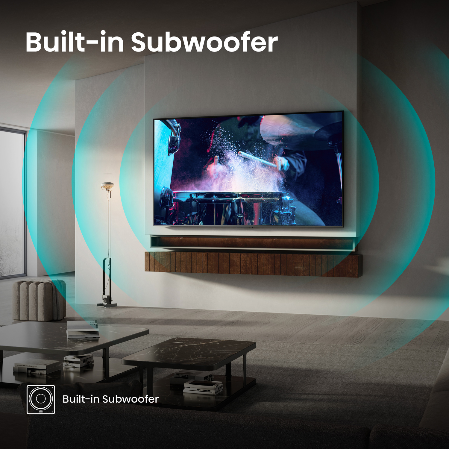 Een woonkamer met een tv waarop een drummer te zien is. De kamer heeft een ingebouwde subwoofer en een modern decor.