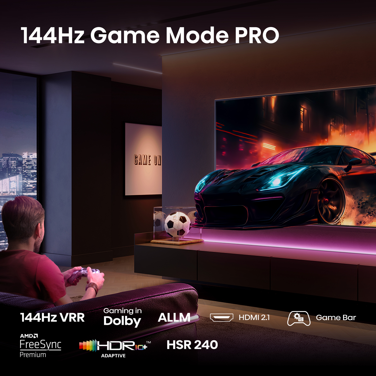 Een man speelt een videogame op een groot scherm. Een autoracescène staat op het scherm. De kamer heeft moderne meubels en een voetbal.