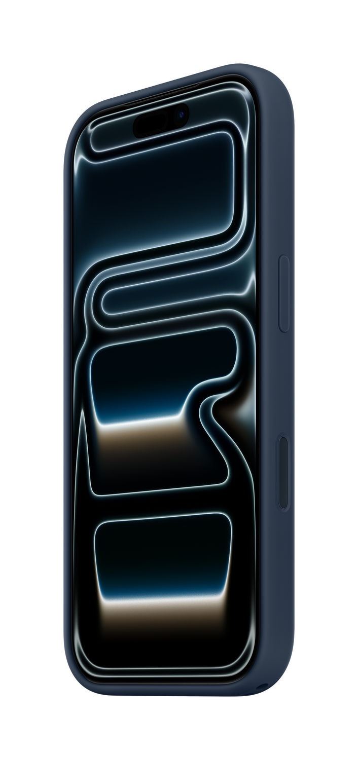 Un smartphone azul oscuro en una funda azul. La pantalla tiene un diseño abstracto brillante. Aislado sobre fondo blanco.