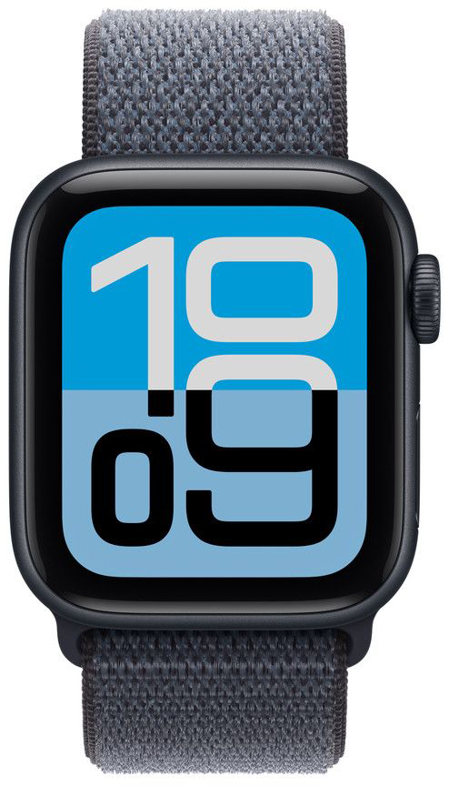 Egy fekete Apple Watch 10:09-et mutat egy kék képernyőn. Szürke szövet szíjjal rendelkezik.