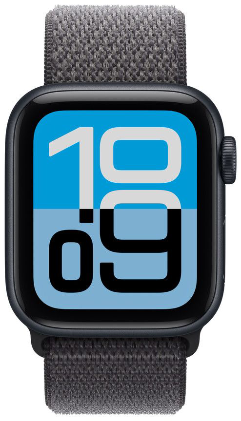 A sötétszürke Apple Watch 10:09-et mutat a kék-fehér képernyőn. A szíj sötétszürke szövetből készült.