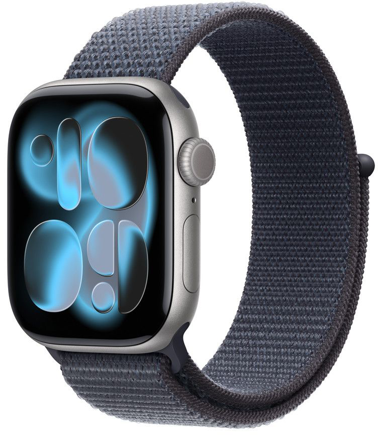 Ezüst Apple Watch kék szövet szíjjal. A számlap kék digitális órát jelenít meg. A háttér fehér.