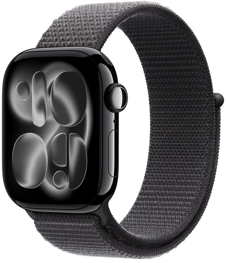 Egy fekete Apple Watch szürke szövet szíjjal. Az óra számlapja az időt mutatja. A szíj körbefogja az órát.