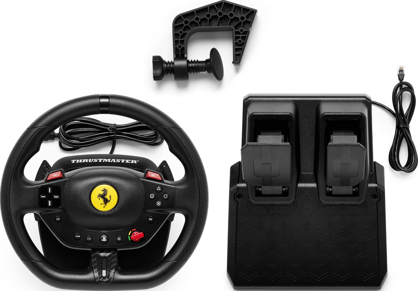 Un ensemble de volant de course Thrustmaster Ferrari, comprenant le volant, le jeu de pédales et une pince, le tout sur fond blanc.
