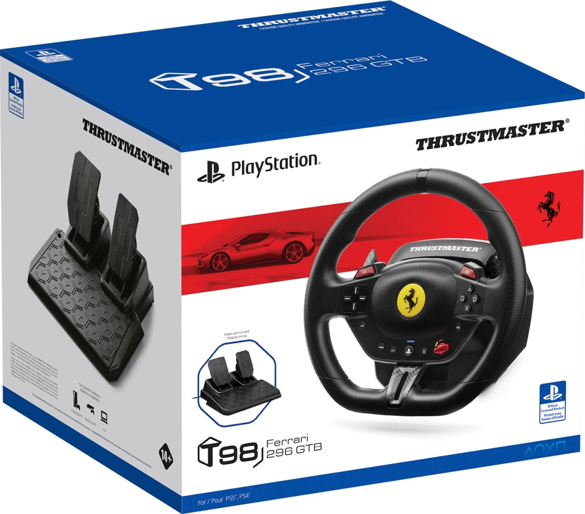 Une boîte de volant Thrustmaster T98 Ferrari 296 GTB. La boîte montre le volant, les pédales et une voiture Ferrari rouge.