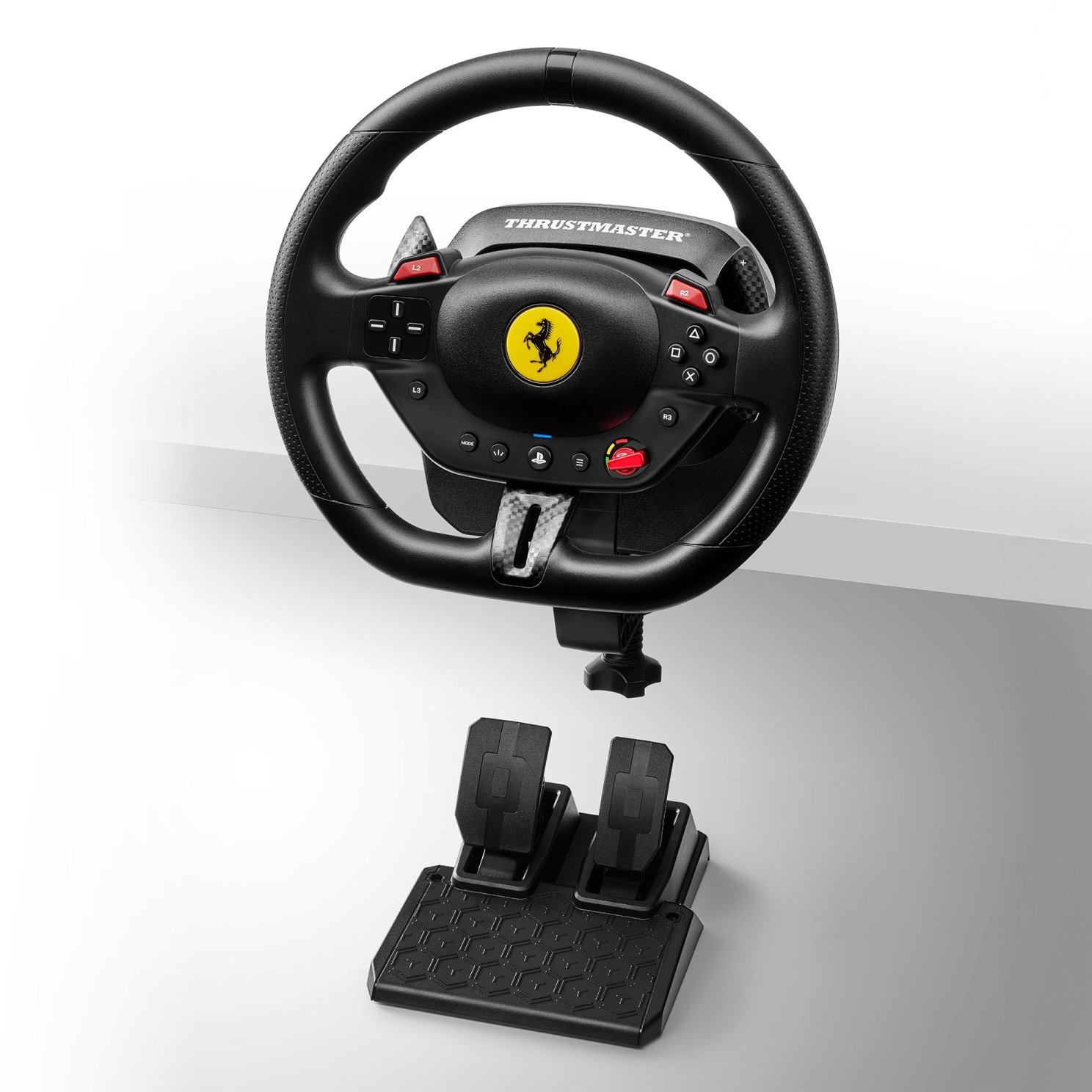 Un volant noir Thrustmaster Ferrari avec pédales. Le volant a des boutons et un logo Ferrari. Les pédales reposent sur une base texturée.