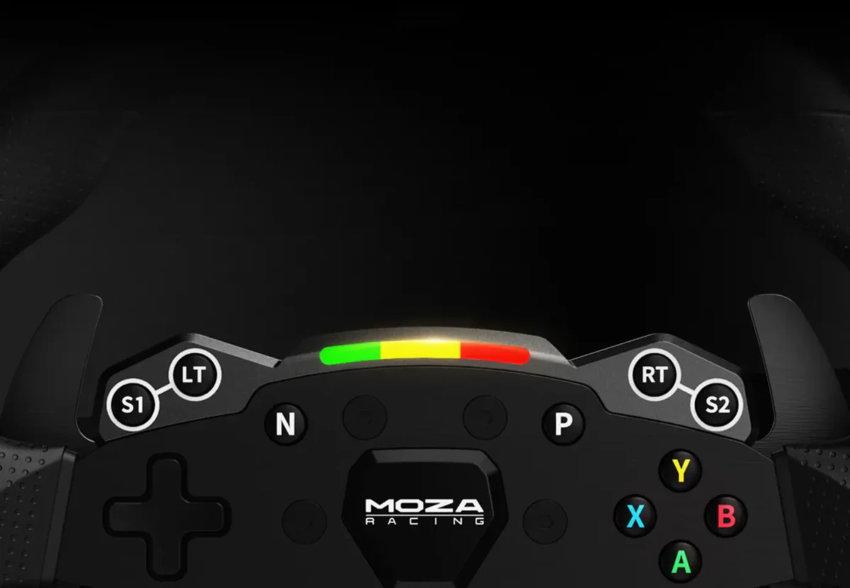 Schwarzes Rennlenkrad mit Knöpfen und einer Lichtanzeige. Knöpfe sind: LT, RT, S1, S2, N, P, X, Y, B, A. MOZA RACING Logo.