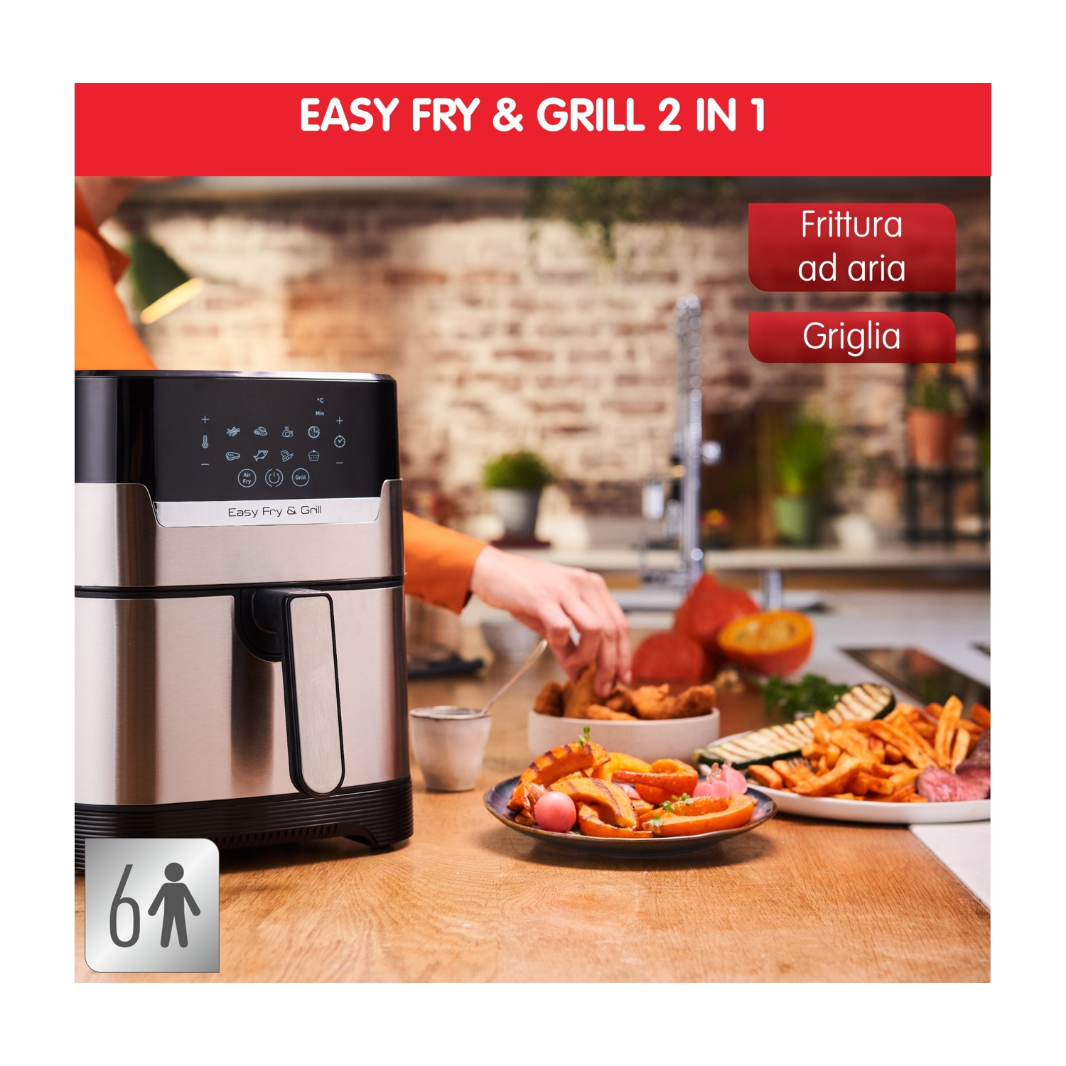 Una friggitrice ad aria e cibo alla griglia sono su un tavolo di legno. Una persona sta mettendo del cibo su un piatto. Il testo dice 'Easy Fry & Grill 2 in 1'.