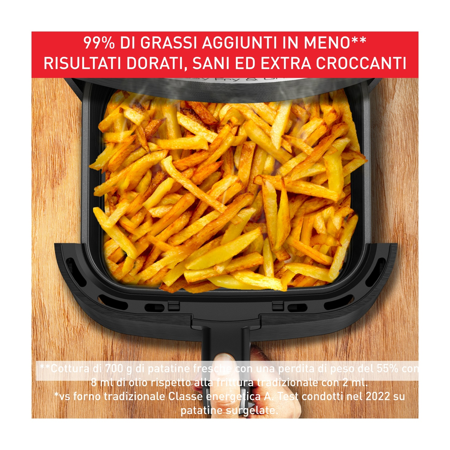 Una friggitrice ad aria con patatine fritte dorate all'interno. Testo rosso in alto: 99% meno grassi. Sotto testo sulla cottura delle patatine fresche.