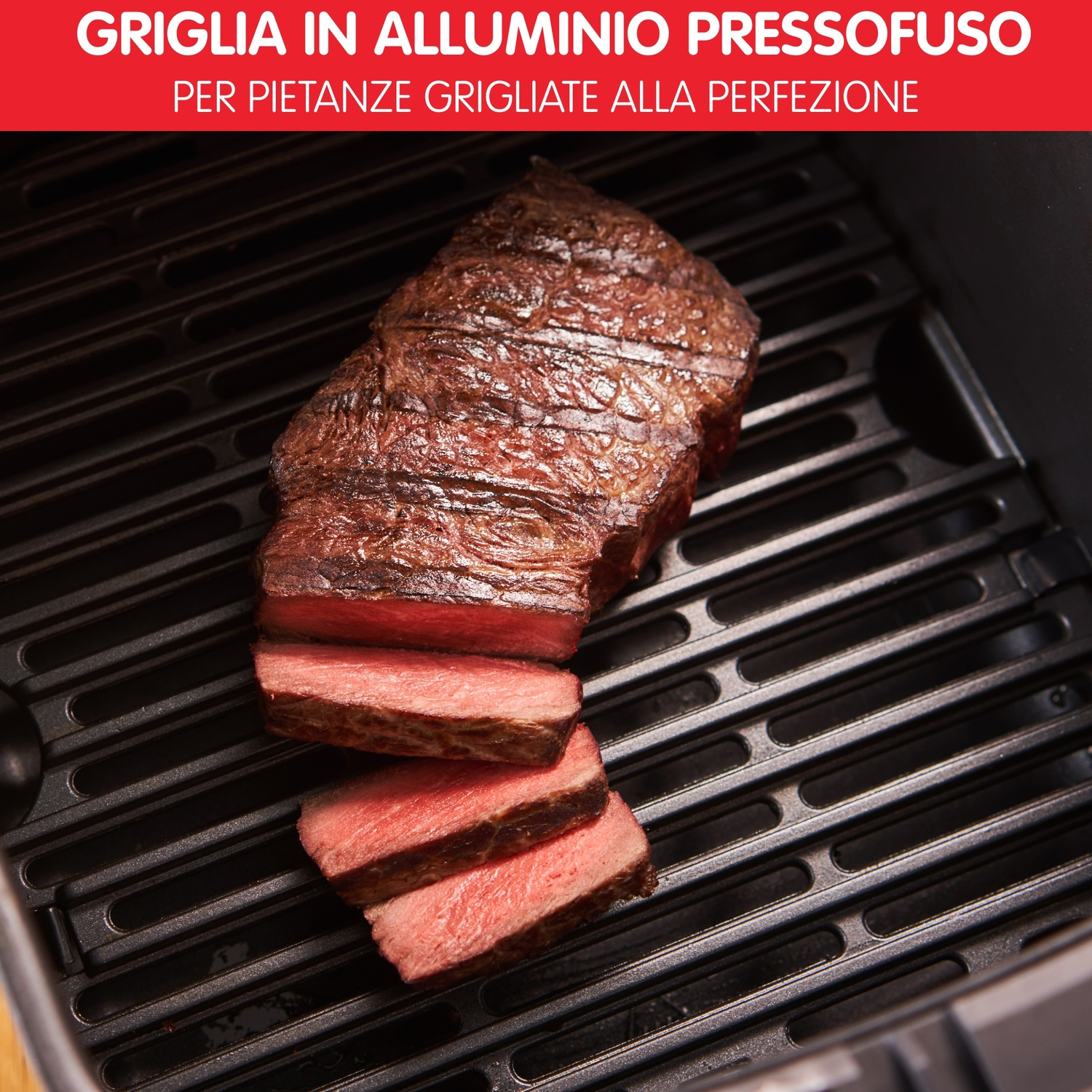 Bistecca alla griglia su una griglia nera. La carne è tagliata, mostrando un interno rosso. La griglia è di forma rettangolare nera.