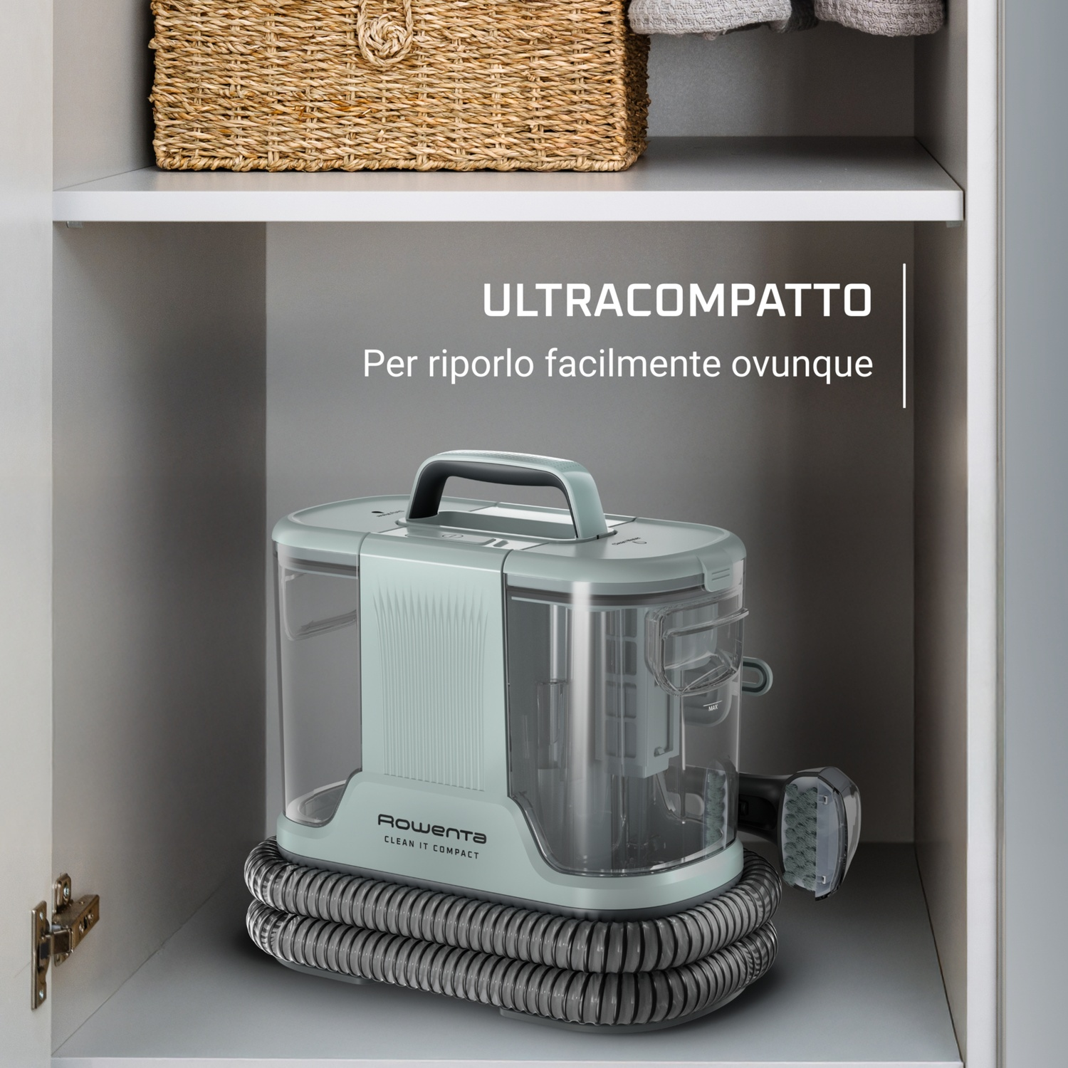 Un aspirapolvere Rowenta compatto, verde menta, è riposto in un armadio bianco. Sono visibili un tubo arrotolato e una testina pulente.