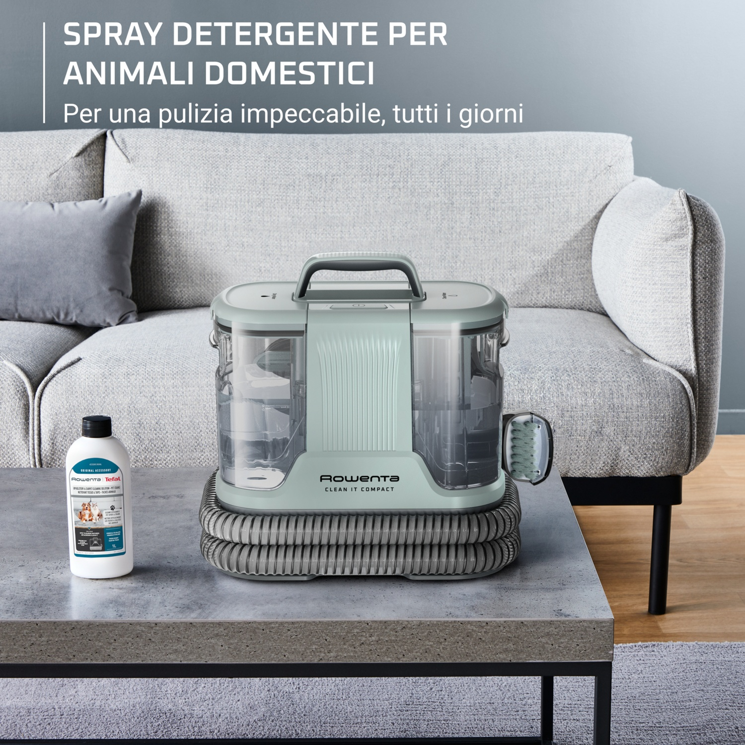 Uno spray detergente per animali domestici, una macchina per la pulizia e una bottiglia su un tavolo. Un divano sullo sfondo.