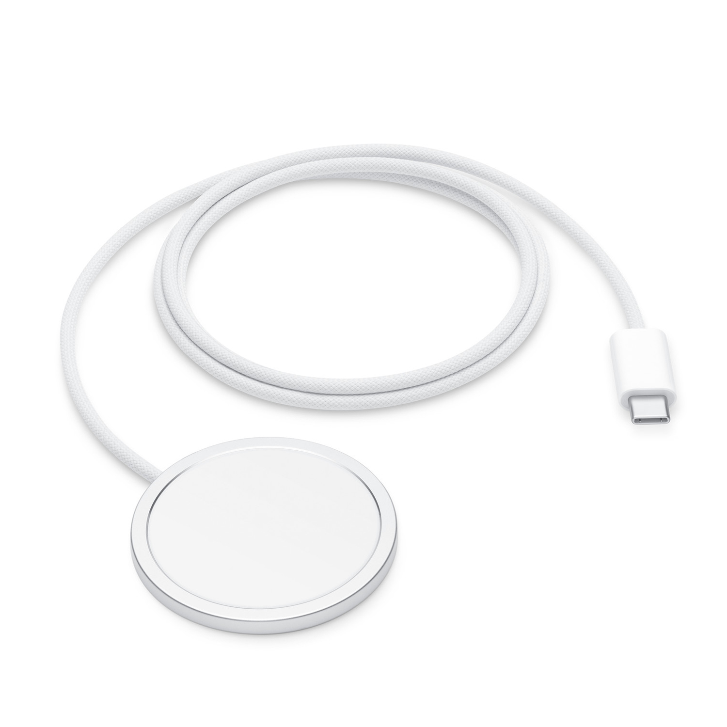 Un caricabatterie MagSafe bianco con cavo bianco e connettore USB-C su sfondo bianco.