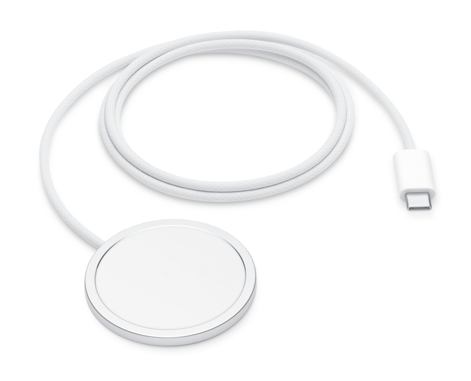 Biała ładowarka MagSafe z białym kablem, zwinięta na białej powierzchni. Ładowarka ma srebrną obwódkę i złącze USB-C.