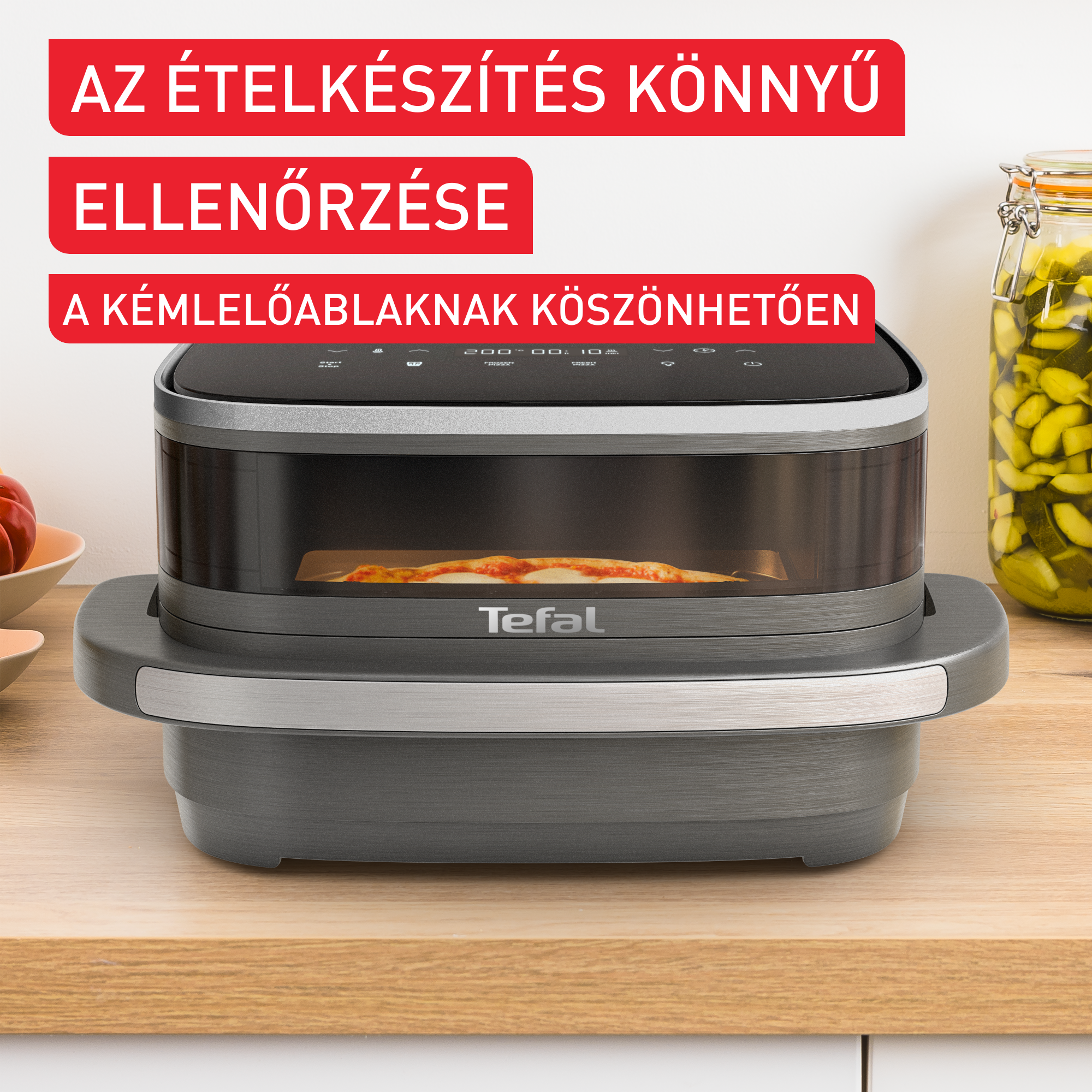 Tefal sütő pizzával. Jobbra savanyúságos üvegek. Felül piros szöveg: 'Könnyű főzés'.
